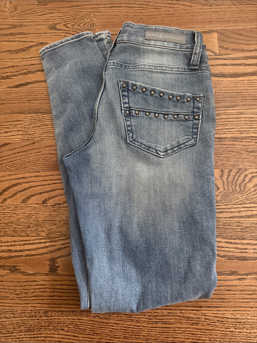 Rock & Republic ladies Light Wash Blue skinny Jeans with Studded Pocket Sz 2